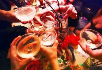 会社の飲み会で酔っ払った上司に殴られた。これって労災？慰謝料はもらえるの？