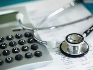医療費に100万円かかるとき、公的保険のみだと自己負担額はいくらになる？
