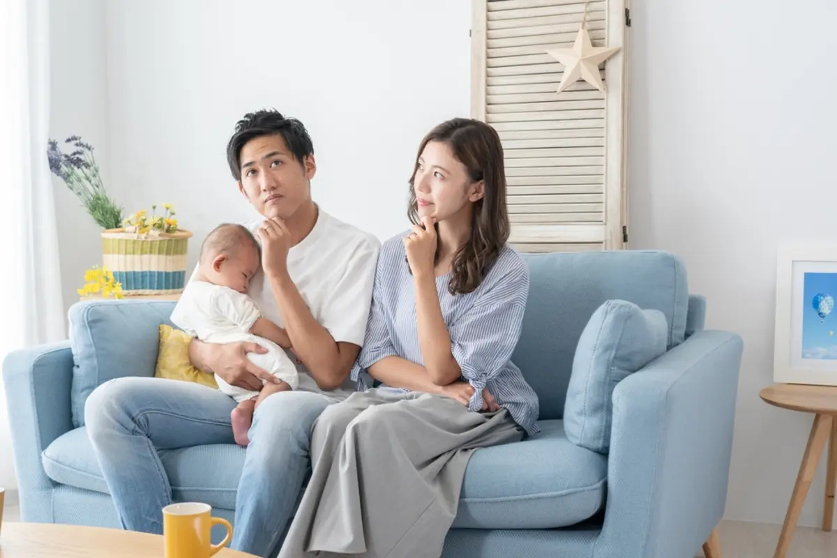 夫婦共働き、子どもが生まれました。妻が「大学資金はNISAで作ればいい」と言うのですが、元本保証ではないので心配です。学資保険も入ったほうがいいですか?