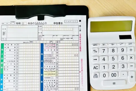 「不用品を売ったら25万円だった」という会社員の友人。給料以外で20万円を超えると「確定申告」が必要だったと思うのですが、不用品なら不要なのでしょうか？