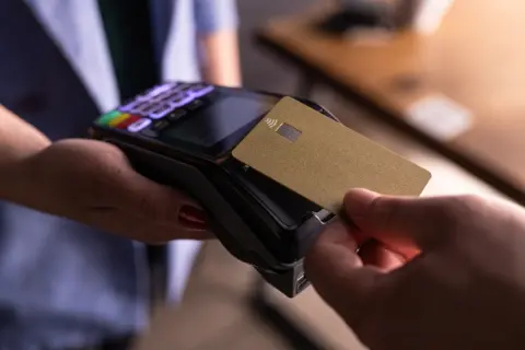 クレジットカードで買い物したら「暗証番号」の入力を求められてビックリ！ 今までは「レシートにサイン」してたけど、サイン記入は廃止されたって本当？ 理由と注意点を解説