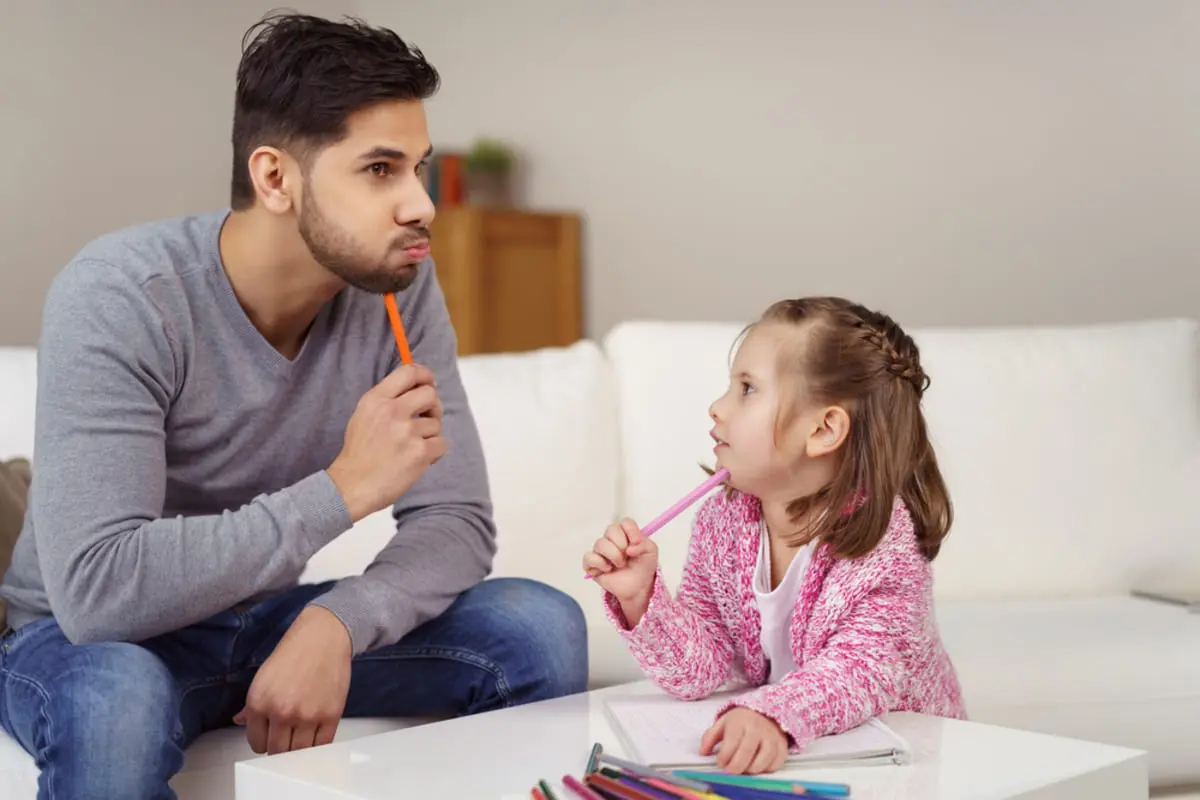 「純粋な疑問」でも答えにくい!小学4年生の我が子に「年収」を聞かれてしまったのですが、どのように対応するべきでしょうか……?