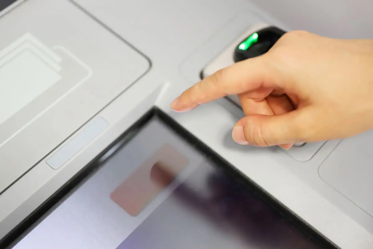 余った小銭を「ATM」に入れたら手数料がとられました…!なぜ?どの銀行が無料なのでしょうか?