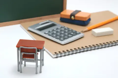 子ども3人を「大学までエスカレーターの私立」に入れるというママ友。「学費が300万円以上免除されるから」とのことですが、どういうこと？ 具体的な“免除額”をシミュレーション