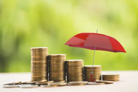 万が一「銀行が破綻」したら預金はどうなる？ 元本が「保護」される預金保険制度「ペイオフ」とは？