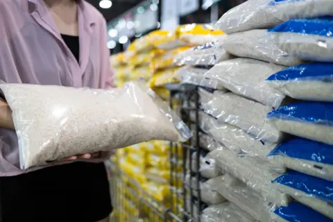 備蓄米が手に入らないので、結局「5キロ4000円」のお米を買ってきました。「パックご飯をまとめ買い」するほうが安く済んだのでしょうか？