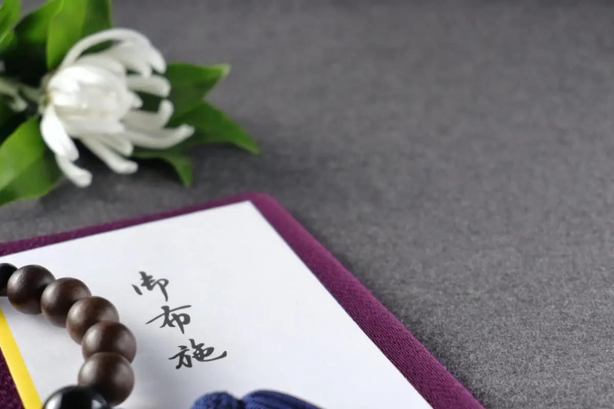 伯父の四十九日法要でお布施を「10万円」包んだと聞きました。高い気がするのですが、相場はいくらでしょうか?