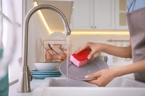 節約で食器を洗うときに「同じスポンジ」を2ヶ月使ってるけど、これって衛生上どう？