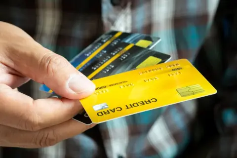 クレジットカードの審査で参照される「クレジットヒストリー」を「確認」するには？ 過去に「10万円」の支払い延滞をしたのですが「傷」があるときはどうすればよい？