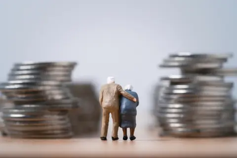 「夫婦二人暮らし」ですが、もうすぐ定年です。年金は「二人合わせて30万円」ほど受け取れますが、生活できるでしょうか？